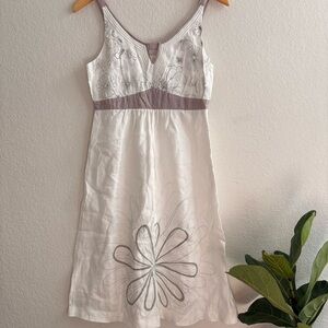 Vtg sleeveless women’s dress with elegant floral line-art detailing Size 4